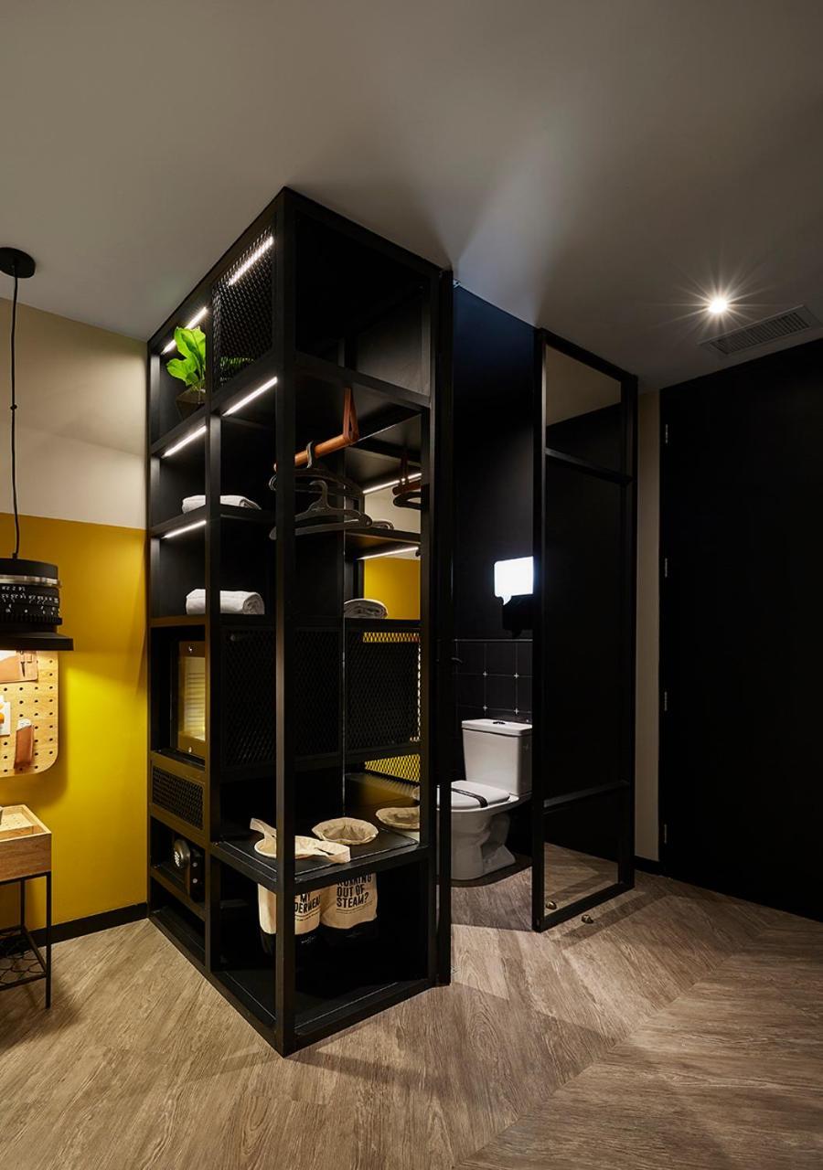 The Click Clack Hotel Medellín Kültér fotó A bathroom in a micro apartment