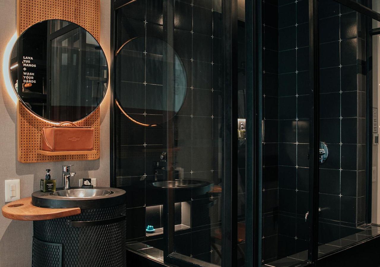 The Click Clack Hotel Medellín Kültér fotó Bathroom at the Standard East Village