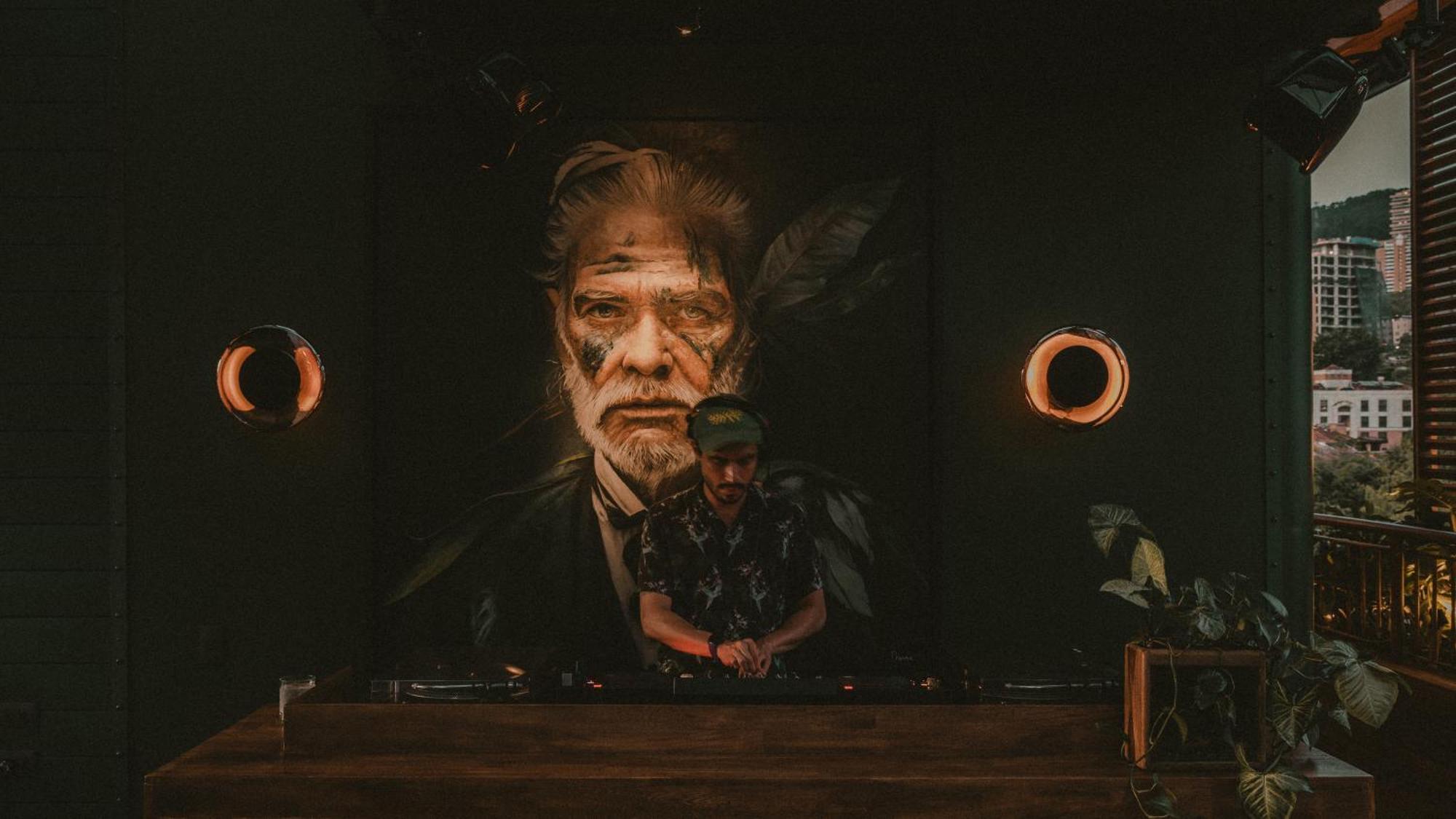 The Click Clack Hotel Medellín Kültér fotó The 1970s saw the rise of the New Hollywood, with films such as The Godfather (pictured) and The French Connection.